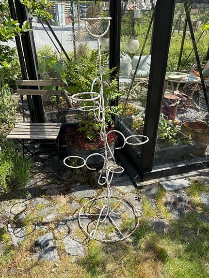 Metallställning för krukor utomhus