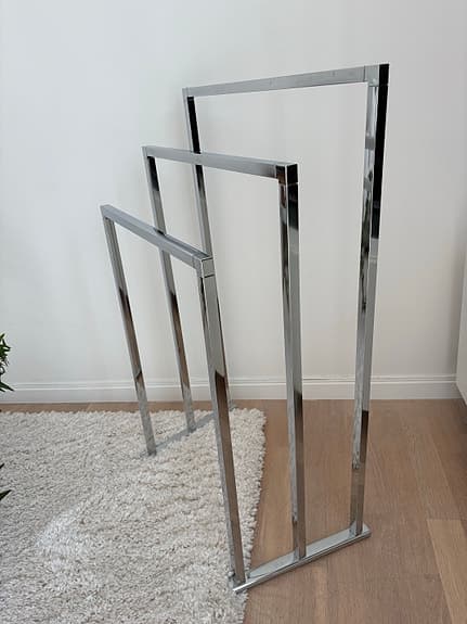 Kromad handdukshängare i metall