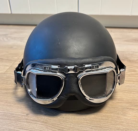 Svart MC-hjälm med glasögon stl XL