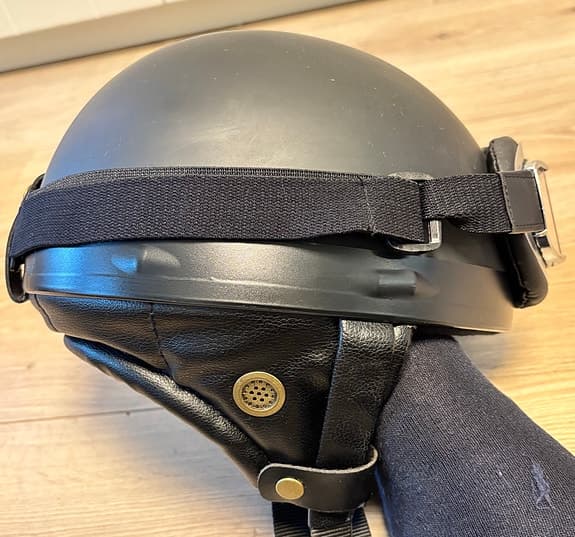 Svart MC-hjälm med glasögon stl XL