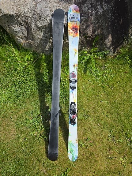 Armada Kirti slalomskidor 135 cm med bindningar