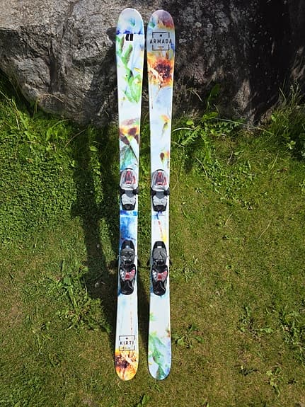 Armada Kirti slalomskidor 135 cm med bindningar