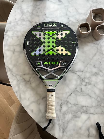 Nox AT10 padelracket