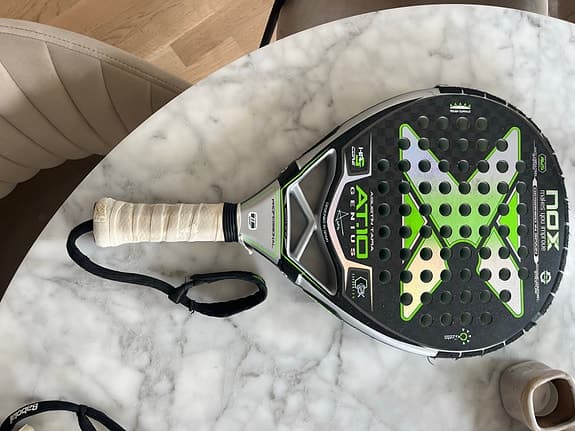 Nox AT10 padelracket