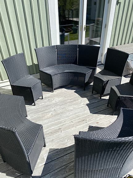 Rund svart rotting loungesoffa för uteplats