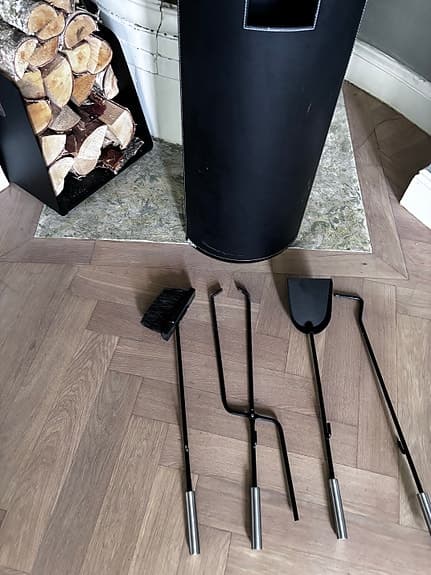 Svart eldställ med verktyg till kamin/öppen spis