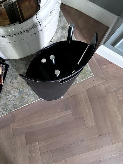 Svart eldställ med verktyg till kamin/öppen spis