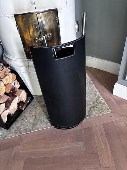 Svart eldställ med verktyg till kamin/öppen spis