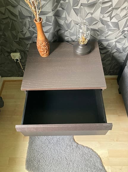 Sängbord med lådor