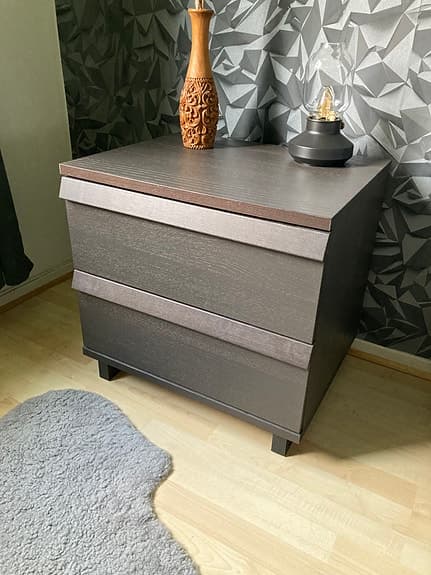 Sängbord med lådor