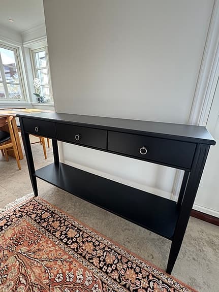 Engelsson svart avlastningsbord med lådor