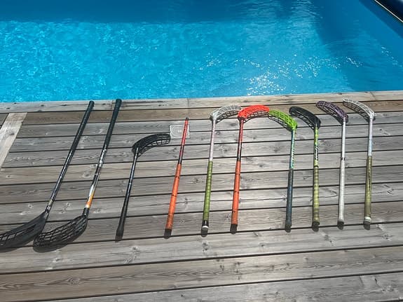 Innebandyklubbor med fodral och passare