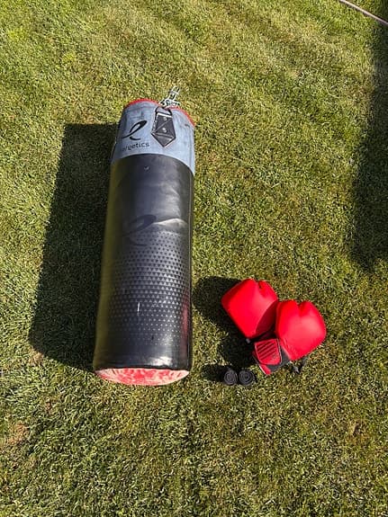 Boxningssäck med handskar och mittsar