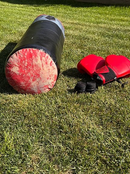 Boxningssäck med handskar och mittsar