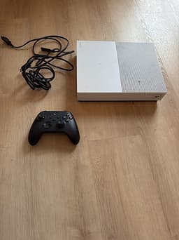 Xbox One S med handkontroll och kablar