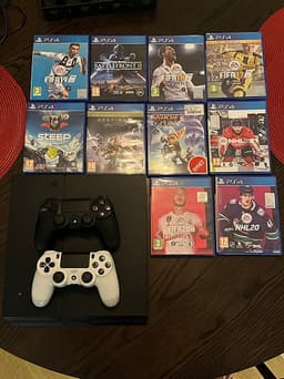PlayStation 4 med två kontroller och spel