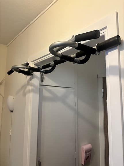 Dörrmonterad träningsstång