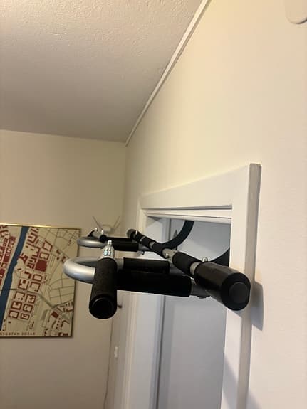 Dörrmonterad träningsstång