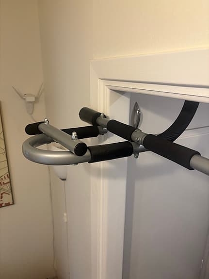 Dörrmonterad träningsstång