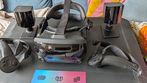 Valve Index VR-headset med kontroller och basstationer.
