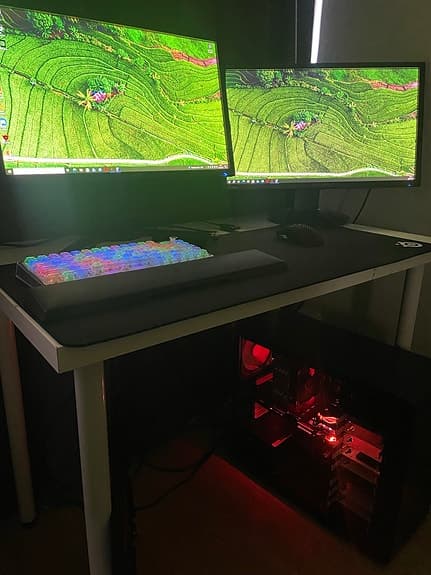 Gaming setup, 2x 144hz skärmar, dator, 2x tangentbord, mus