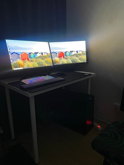 Gaming setup, 2x 144hz skärmar, dator, 2x tangentbord, mus