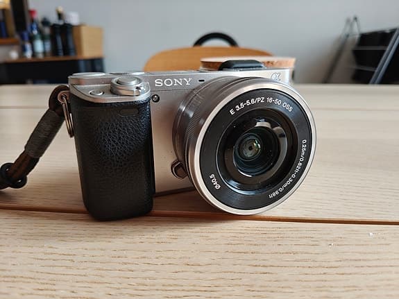 Sony a6000 systemkamera + objektiv E 3.5-5.6/PZ 16-50 OSS