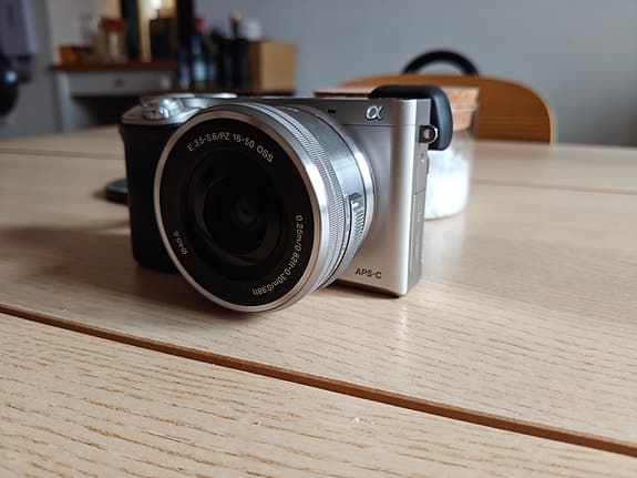 Sony a6000 systemkamera + objektiv E 3.5-5.6/PZ 16-50 OSS