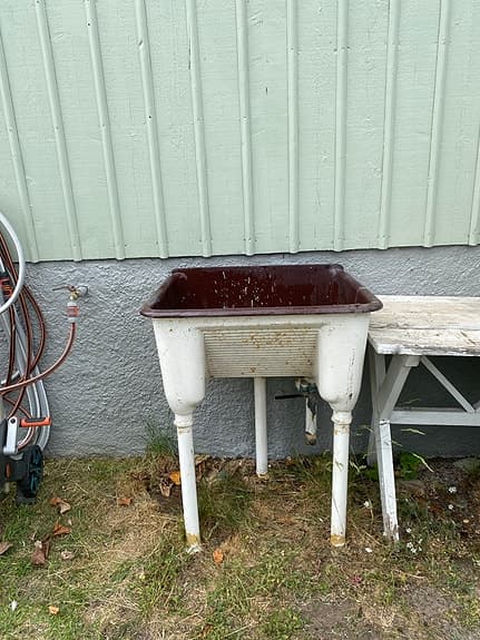 Gammalt tvättställ på ben i metall