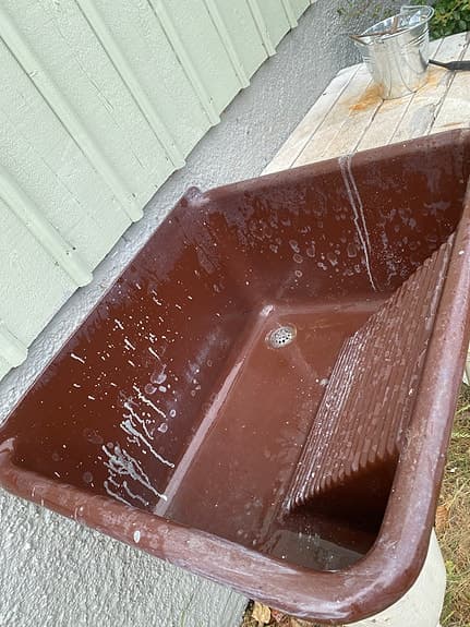 Gammalt tvättställ på ben i metall