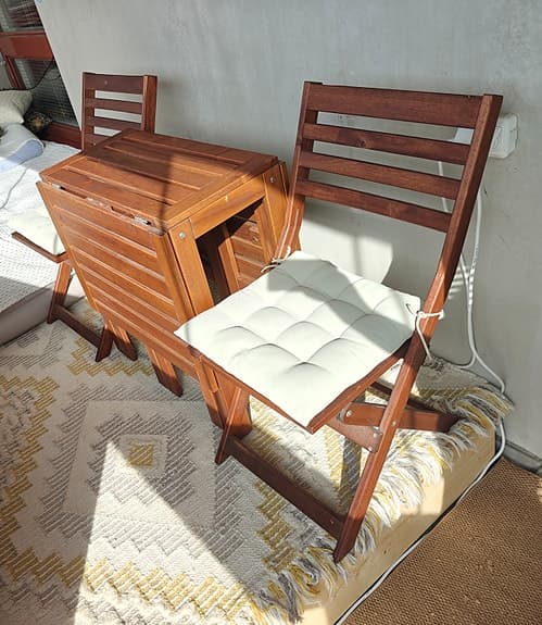 IKEA ÄPPLARÖ - Slagbord och två stolar inkl dynor