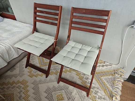 IKEA ÄPPLARÖ - Slagbord och två stolar inkl dynor