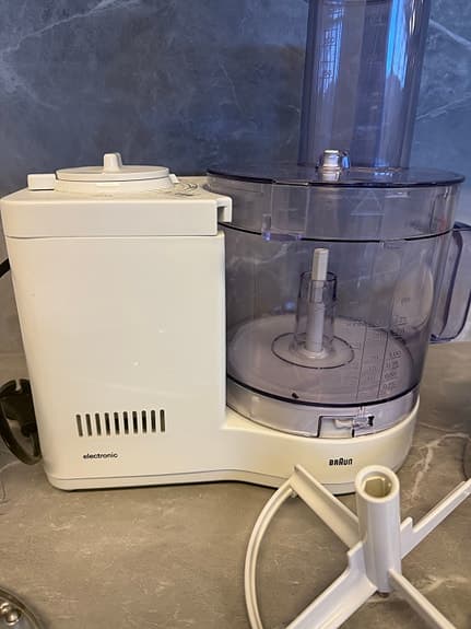 Braun matberedare med flera skivor och tillbehör
