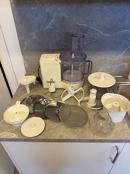 Braun matberedare med flera skivor och tillbehör