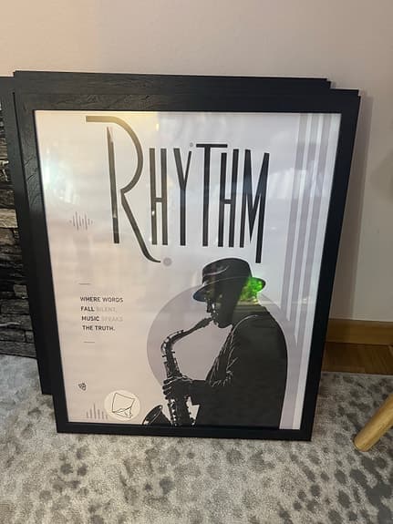 Jysk tavla med svart ram och jazzmotiv