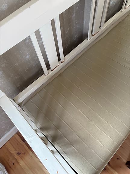 Vit kökssoffa med beige tyg