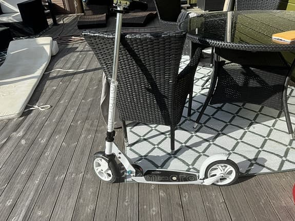 Micro kickbike sparkcykel vit