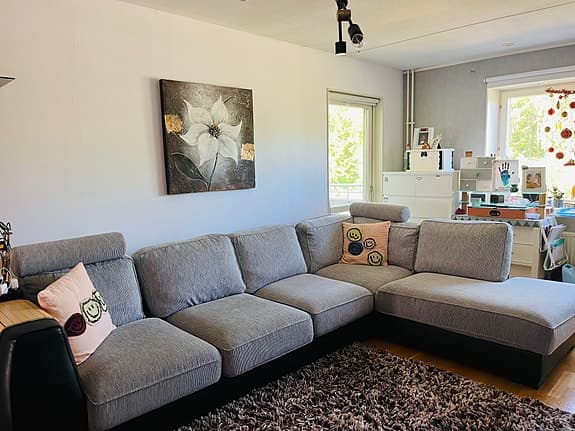 Stor hörnsoffa + ryamatta – perfekt för vardag, 1000-4000kr