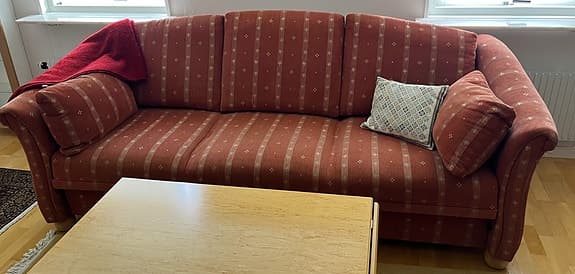 Bäddsoffa med mönstrat plyschtyg