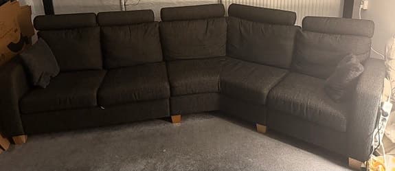Stor & bekväm mörkgrå 5-sits soffa med ställbara nackstöd!