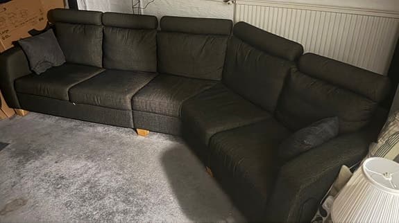 Stor & bekväm mörkgrå 5-sits soffa med ställbara nackstöd!