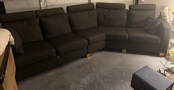 Stor & bekväm mörkgrå 5-sits soffa med ställbara nackstöd!