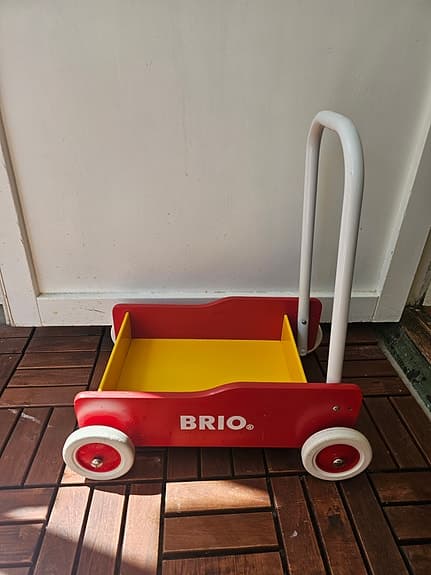 BRIO gåvagn röd gul