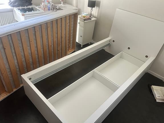 IKEA sängstomme med förvaring vit