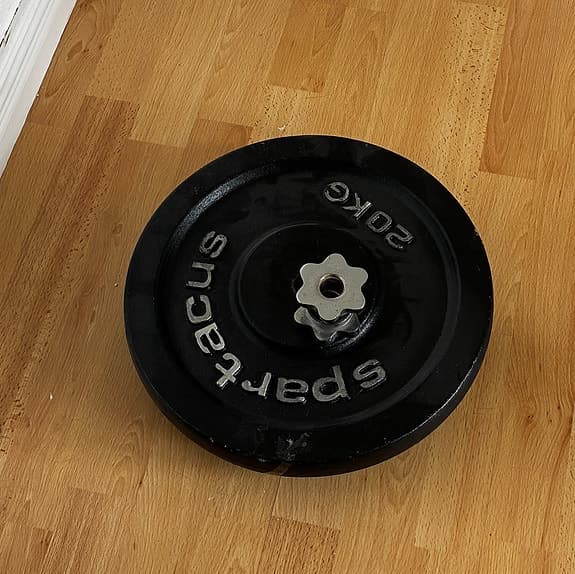 Träningsbänk med skivstång och vikter