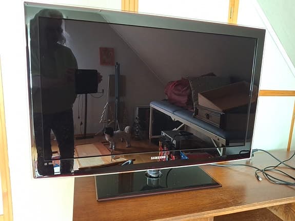 Samsung LED TV 40 tum svart samt Carpati TV bänk