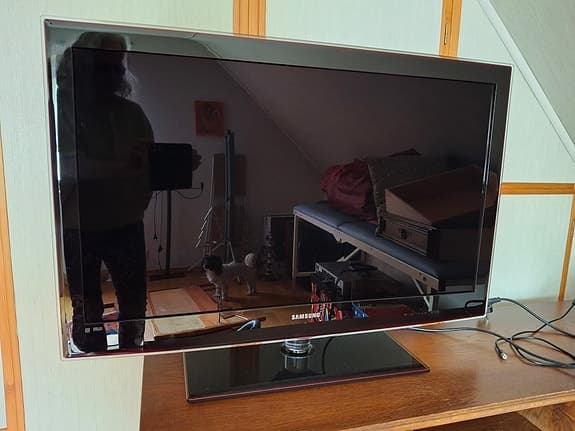 Samsung LED TV 40 tum svart samt Carpati TV bänk