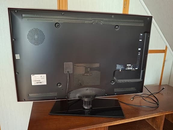 Samsung LED TV 40 tum svart samt Carpati TV bänk