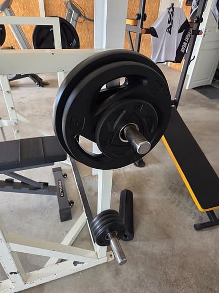 Smithmaskin world class , 130 kg vikter, bänk.