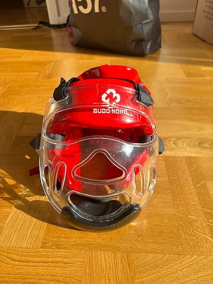 Budo-Nord kampsportshjälm röd med visir